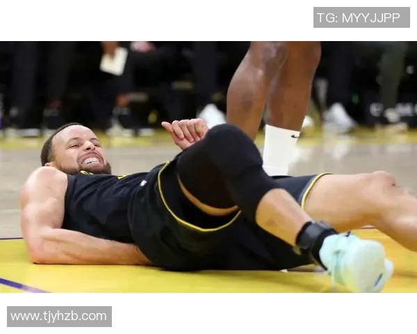 勇士对阵骑士比赛中库里意外受伤球队面临严峻考验 勇士对阵骑士比赛中库里意外受伤球队面临严峻考验